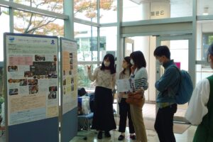 学祭でのポスター発表|名古屋外国語大学 | 世界共生学部 | 地域創生科目